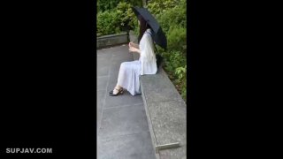 很主动的小骚逼露脸让小哥哥抱在怀里草着，边亲边揉奶子激情抽插浪荡呻吟，表情好骚，草完了还用道具玩逼逼